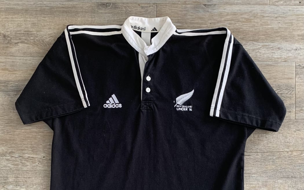 NZ under 16s jersey worn by Hika Elliot in 2000. His first NZ representative jersey.