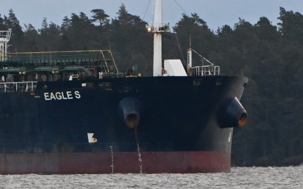 Oil tanker Eagle S is anchored near the Kilpilahti port in Porvoo, on the Gulf of Finland, December 30, 2024. - Cook Islands-registered ship Eagle S is suspected of the disruption of the Finland-Estonia electrical link Estlink 2 on December 25, 2024. Finnish police and Border Guard of Finland transferred the seized vessel closer to land on Saturday 28th to continue the investigation of damage caused to undersea cables. (Photo by Jussi Nukari / Lehtikuva / AFP) / Finland OUT / FINLAND OUT