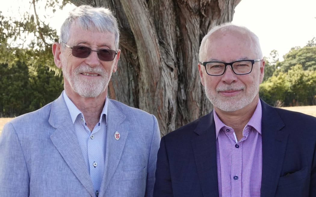 Commission member John Whitehead, left, and inquiry chairman Tony Blakely. Photo: RNZ / Peter de Graaf