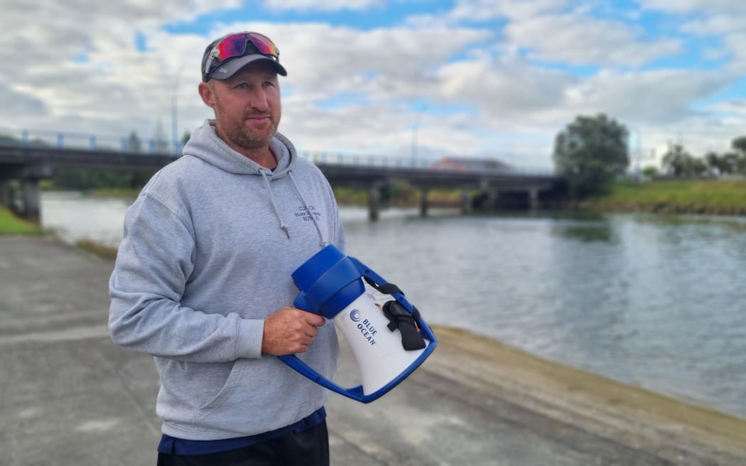 Trener klubu wioślarskiego Clifton Jason Williams.