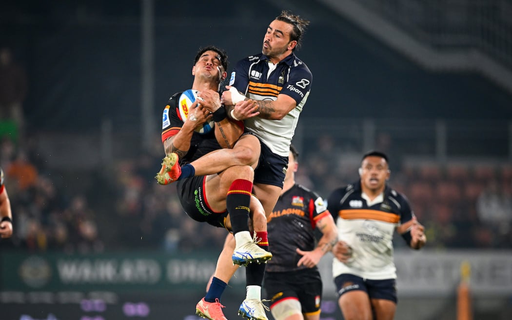 Quinn Tupaea competes for the ball with Andy Muirhead.