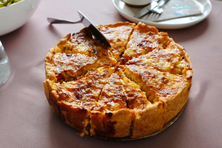 Self-crusting potato and vegetable quiche