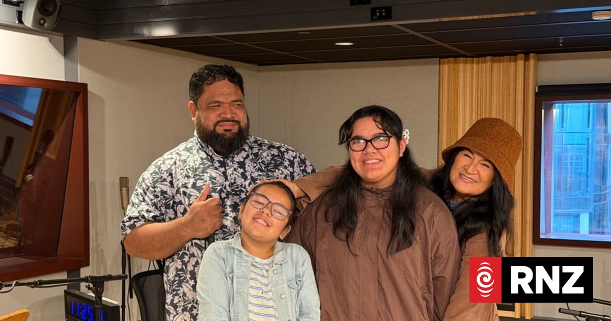 Family singing Annie Crummer hit when their idol showed up
