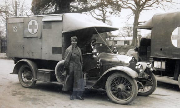 Image of  Deborah Taylor and her Minerva ambulance  at Brockenhurst