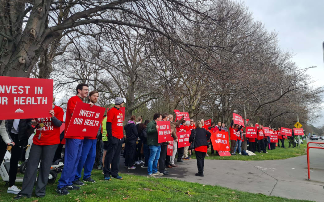 Christchurch hospital doctors and dentists on picket line