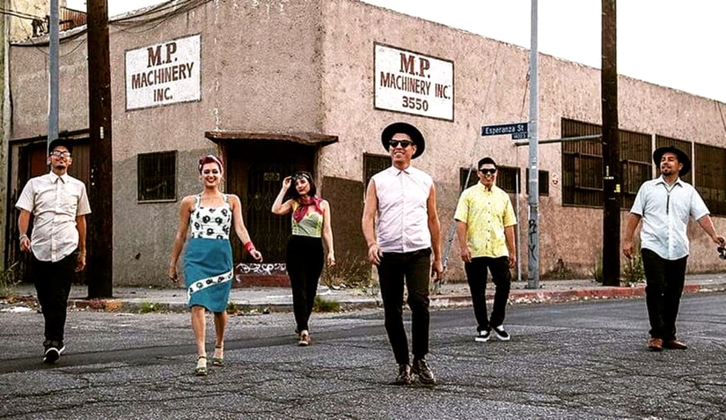 Las Cafeteras street scene