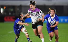 Warriors second-rower Tanika-Jazz Noble -Bell fending off Auckland attack on debut