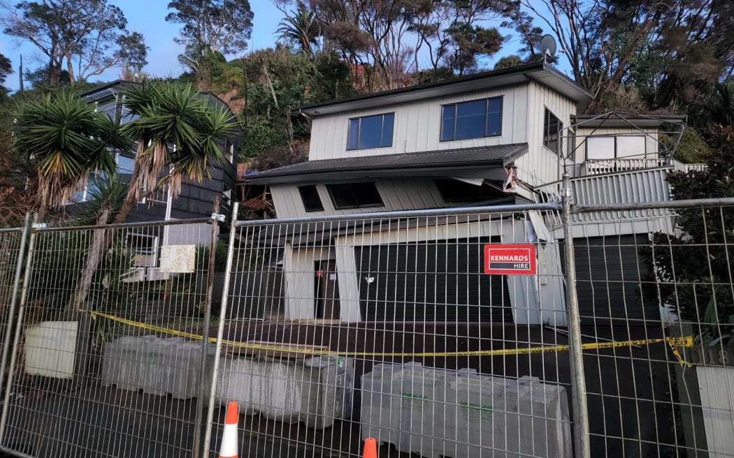A home on Scenic Drive in West Auckland's Swanson Road is collapsing after more bad weather caused further damage. The road is closed and people are asked to avoid the area.