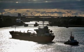 05 August 2022, Schleswig-Holstein, Kiel: The Singepore-flagged vessel Ebony Ray enters the port of Kiel. The tanker, built in 2008, transports chemical products or oil. Photo: Soeren Stache/dpa (Photo by SOEREN STACHE / DPA / dpa Picture-Alliance via AFP)