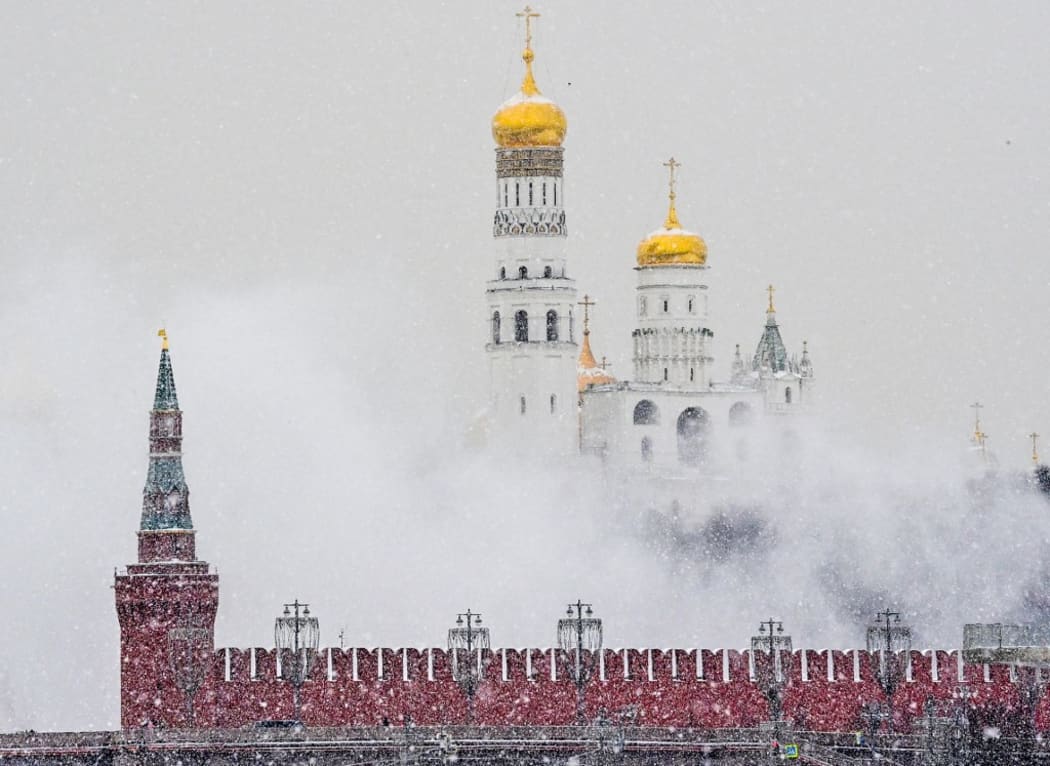 Snow falls over the Kremlin in central Moscow on February 11, 2021. (Photo by Yuri KADOBNOV / AFP)