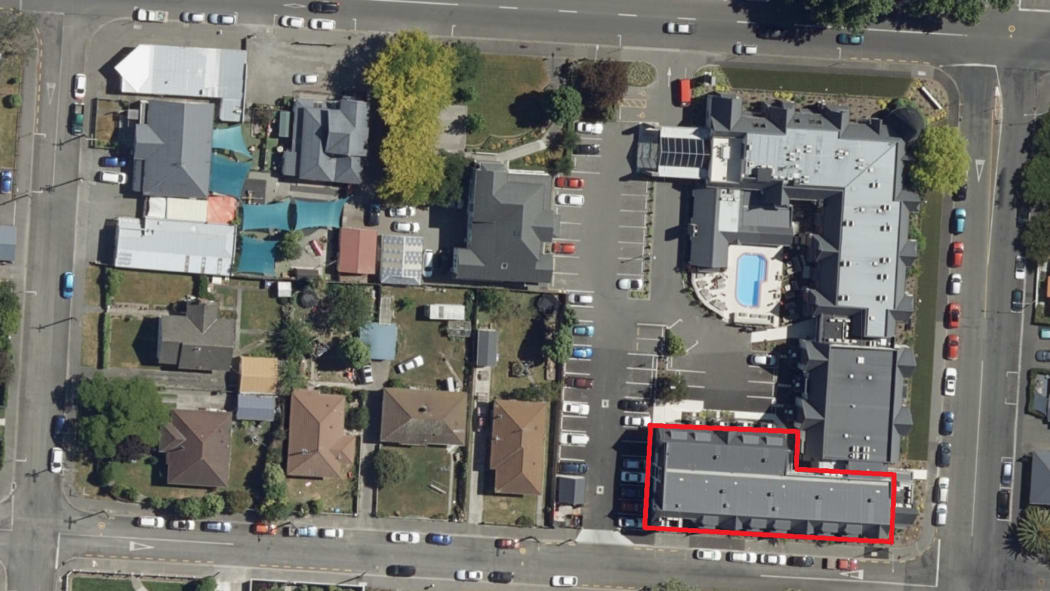 Kāinga Ora’s four state houses on Charles St, left, and Chateau Marlborough’s southern wing, in red. The hotel wants the Kāinga Ora section closest to the hotel to expand into.