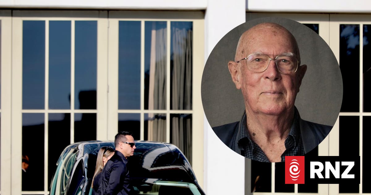 Live: Over 1000 people gather to farewell Les Mills Snr