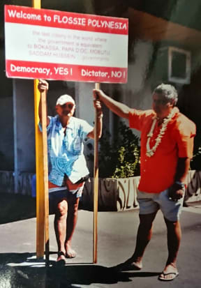 Yves Conroy  (right) protesting against Gaston Flosse  in 2003.