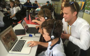 Scott Cardwell with students using the new Immerseme language programme.