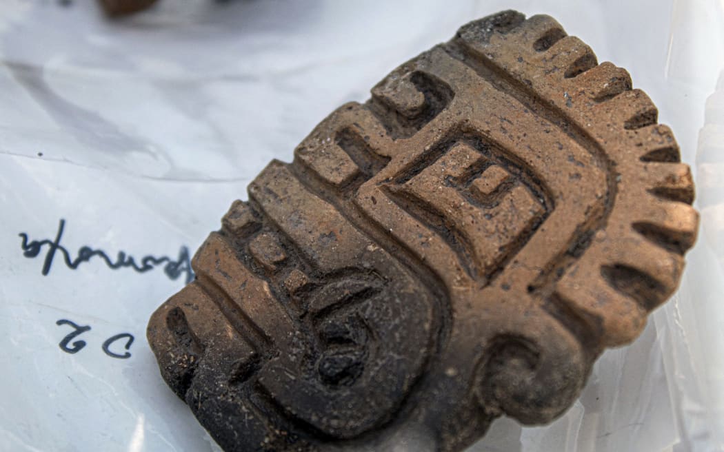 Handout picture released by the Peruvian Ministry of Culture on August, showing a pottery piece from a 3,000-year-old priest's tomb, found by a group of Japanese and Peruvian archaeologists under a ceremonial site at the Pacopampa archeological site, in Cajamarca, northeast of Peru. (Photo by Handout / Peruvian Ministry of Culture / AFP) / RESTRICTED TO EDITORIAL USE - MANDATORY CREDIT "AFP PHOTO / PERUVIAN MINISTRY OF CULTURE " - NO MARKETING - NO ADVERTISING CAMPAIGNS - DISTRIBUTED AS A SERVICE TO CLIENTS