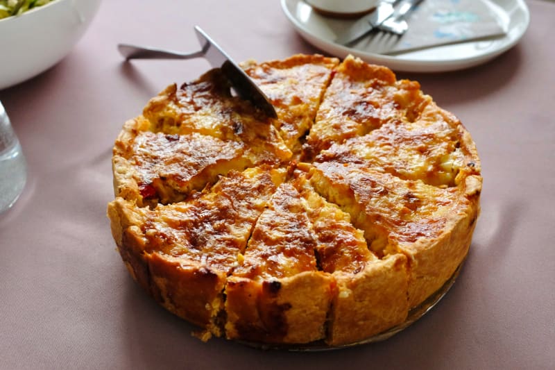 Self-crusting potato and vegetable quiche