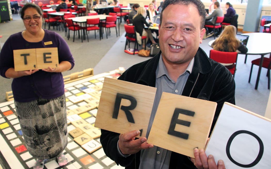 (from left) Kaihautu Māori Sheeanda Field with Senior Māori advisor Jacob Tapiata demonstrate the Māori scrabble game