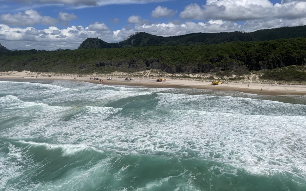 Opoutere Beach - scene of 1 drowning, 1 missing