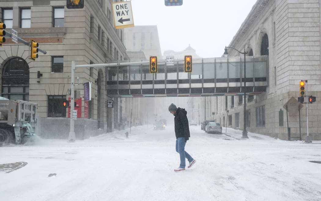 DETROIT, MI - DECEMBER 23: Detroit residents brave the frigid temperatures and heavy gusts of wind in downtown Detroit on December 23, 2022 in Detroit, United States. A major winter storm swept over much of the midwest on Friday, dropping temperatures to single digits and windchills up to -35 degrees Fahrenheit.   Matthew Hatcher/Getty Images/AFP (Photo by Matthew Hatcher / GETTY IMAGES NORTH AMERICA / Getty Images via AFP)