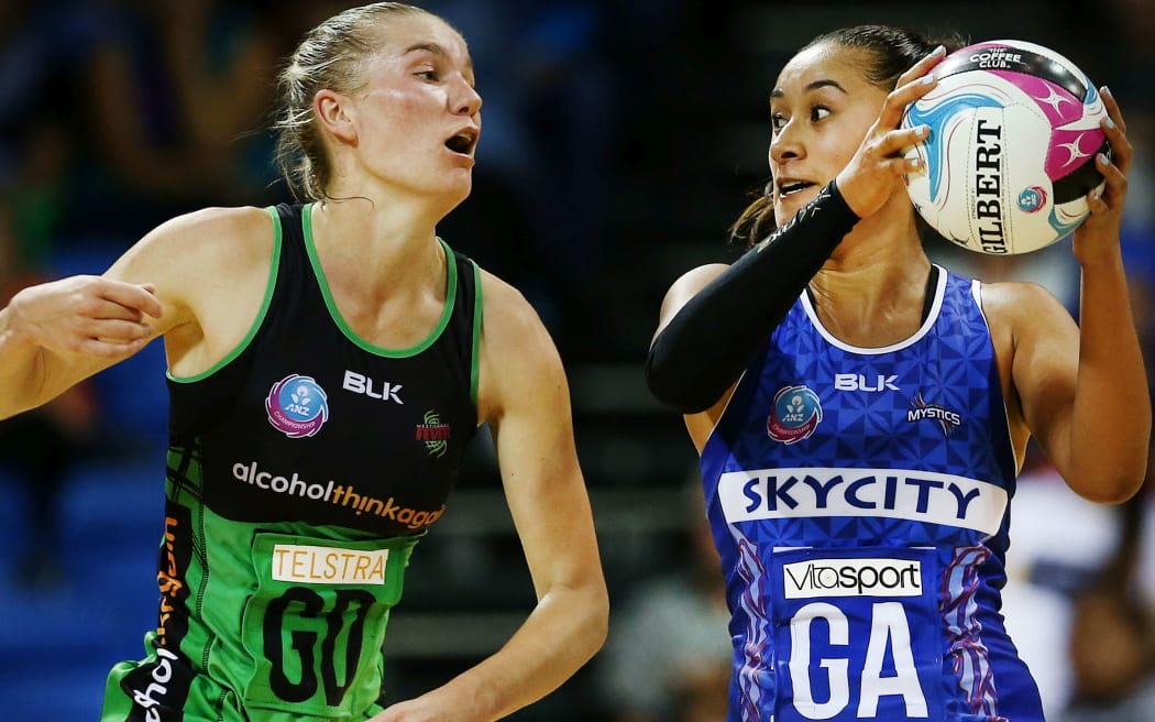 Maria Tutaia of the Northern Mystics competes against Courtney Bruce of the West Coast Fever. 2016 ANZ Championship.
