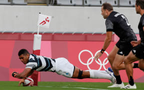 Meli Derenalagi scores a try in the Olympic men's sevens final.