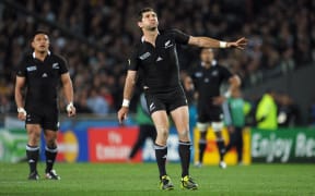 Stephen Donald kicks a penalty in Rugby World Cup final 2011.