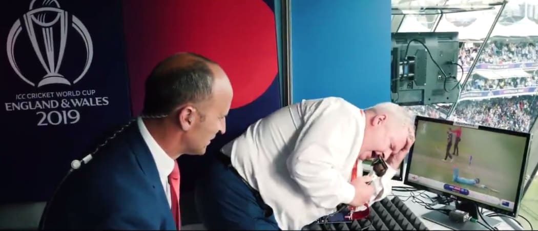 Ian Smith feels the strain with Nasser Hussein.