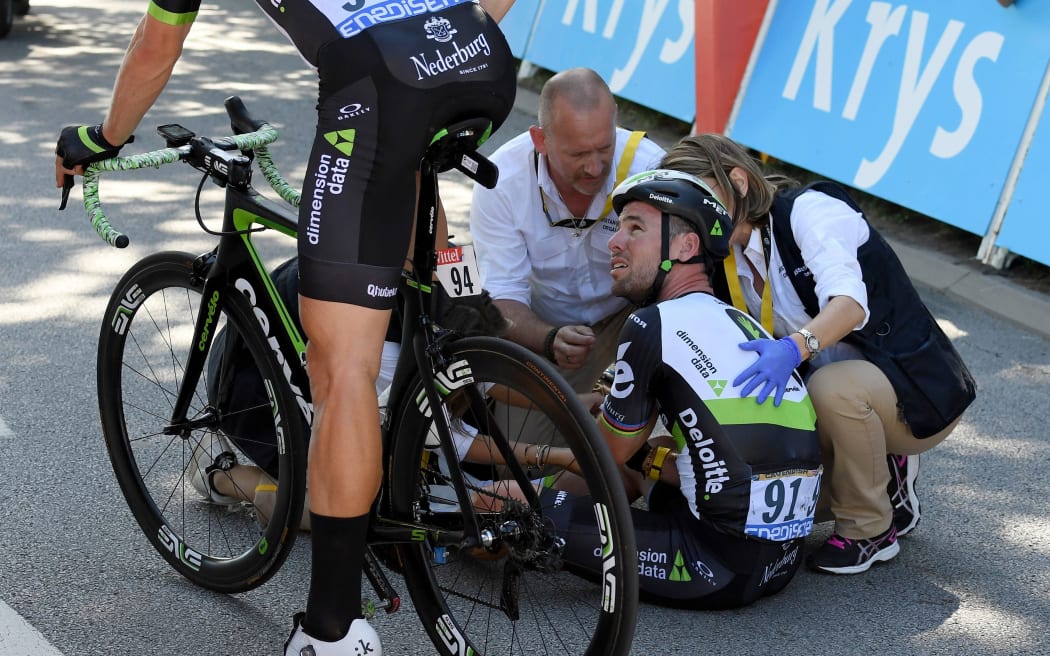 Mark Cavendish crashes on Tour de France.