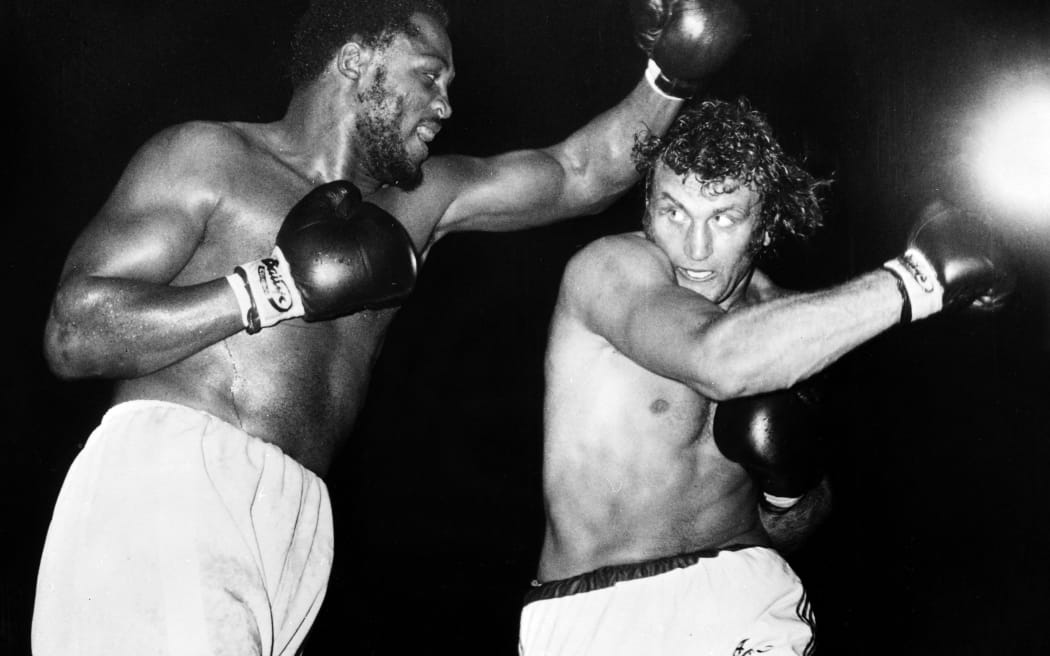 US Heavyweight boxer Joe Frazier (L) and British Heavyweight boxer Joe Bugner (R) fight at Earls Court Arena in London on July 2, 1973.