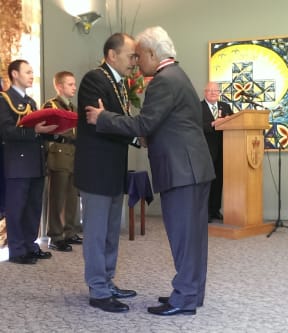 Albert Wendt (right) receives the Order of New Zealand from Lieutenant General Sir Jerry Mateparae.