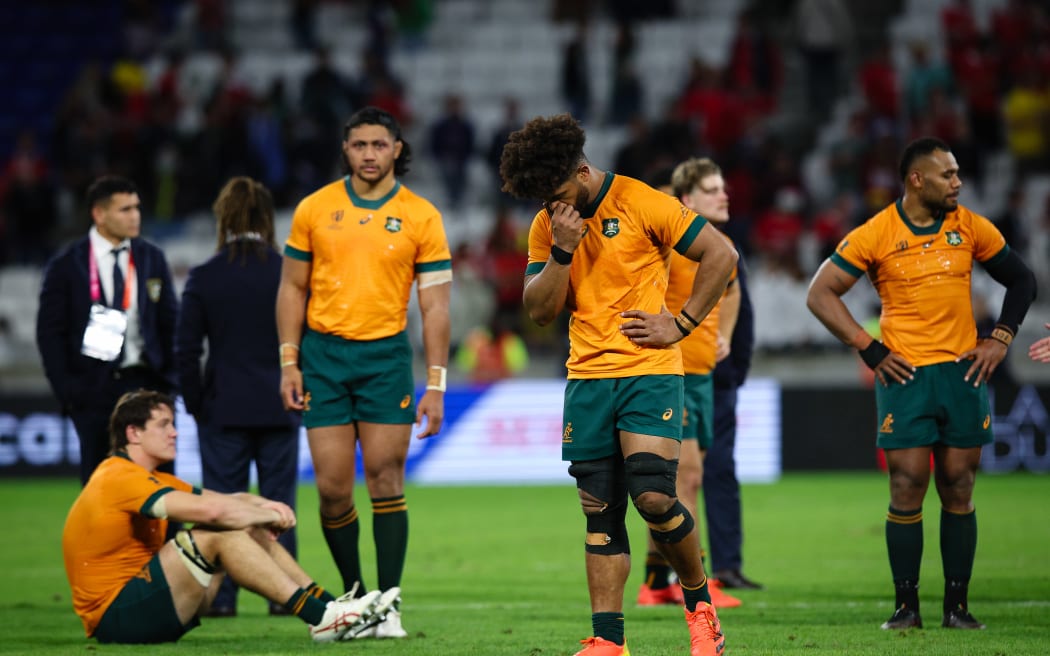 A decepção dos jogadores e funcionários australianos após a partida da Copa do Mundo de Rugby da França de 2023 entre País de Gales e Austrália.