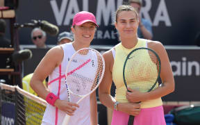 Iga Swiatek (L) and Aryna Sabalenka