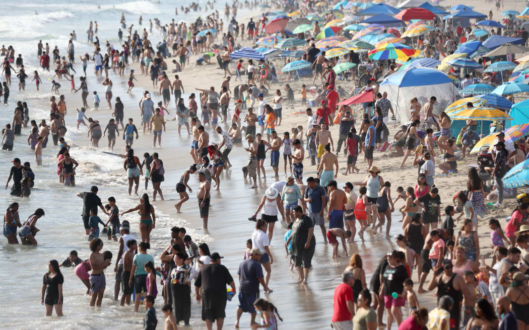 SANTA MONICA, CALIFORNIA - SEPTEMBER 04: People cool off along the ocean at Santa Monica beach amid an intense heat wave in Southern California on September 4, 2022 in Santa Monica, California. The National Weather Service issued an Excessive Heat Warning for most of Southern California through September 7. Climate models almost unanimously predict that heat waves will become more intense and frequent as the planet continues to warm.   Mario Tama/Getty Images/AFP (Photo by MARIO TAMA / GETTY IMAGES NORTH AMERICA / Getty Images via AFP)