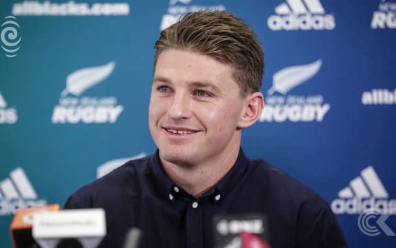 Beauden Barrett stays in All Black until 2019