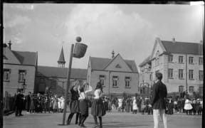 Girls playing basketball - with a basket! – in Auckland c. 1910