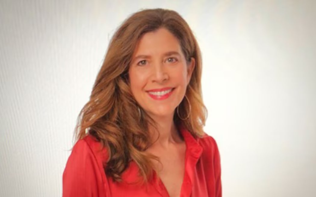 Journalist Deborah Vankin found herself at the centre of an elaborate obit scam after receiving a call from her father. (Supplied: Ricardo DeAratanha/Los Angeles Times)