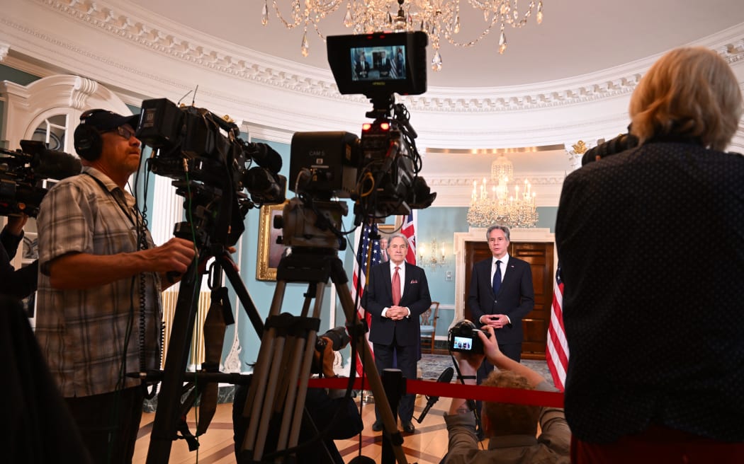 Sekretarz stanu USA Antony Blinken i minister spraw zagranicznych Nowej Zelandii Winston Peters rozmawiają z prasą w Sali Traktatowej Departamentu Stanu w Waszyngtonie, 11 kwietnia 2024 r. (Zdjęcie: Roberto Schmidt/AFP)