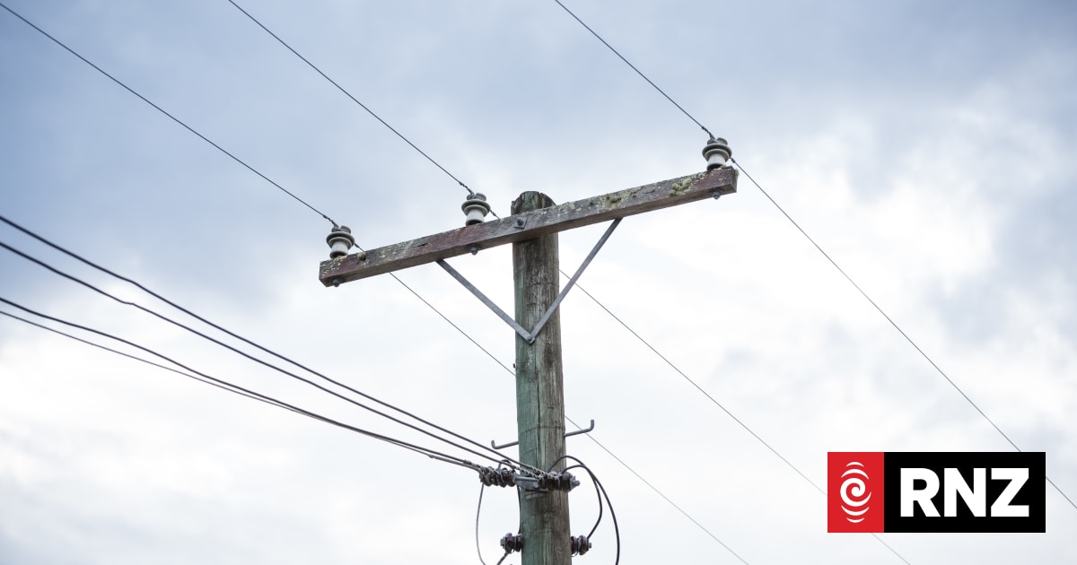 Hundreds across Wellington, South Island without power