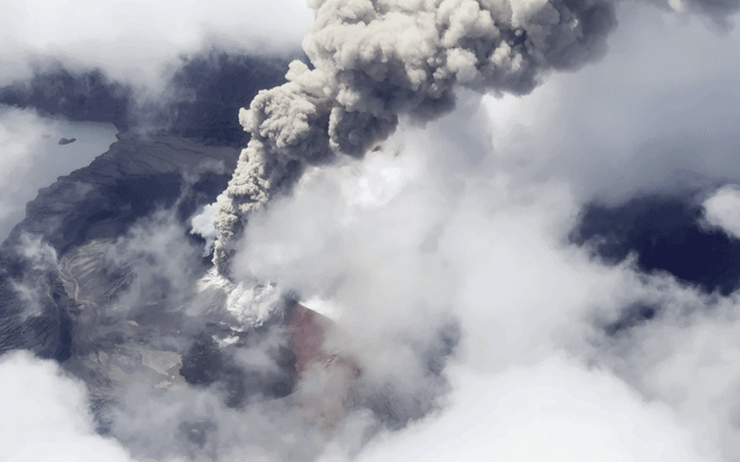 The Manaro Voui volcano is spewing ash and smoke as high as four kilometres above sea level. 24 February 2026