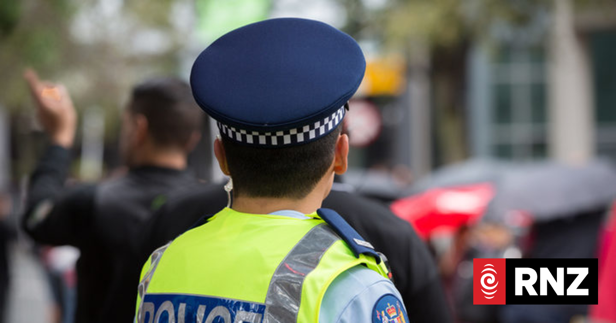 Police to pilot change to 111 system for mental health calls | RNZ