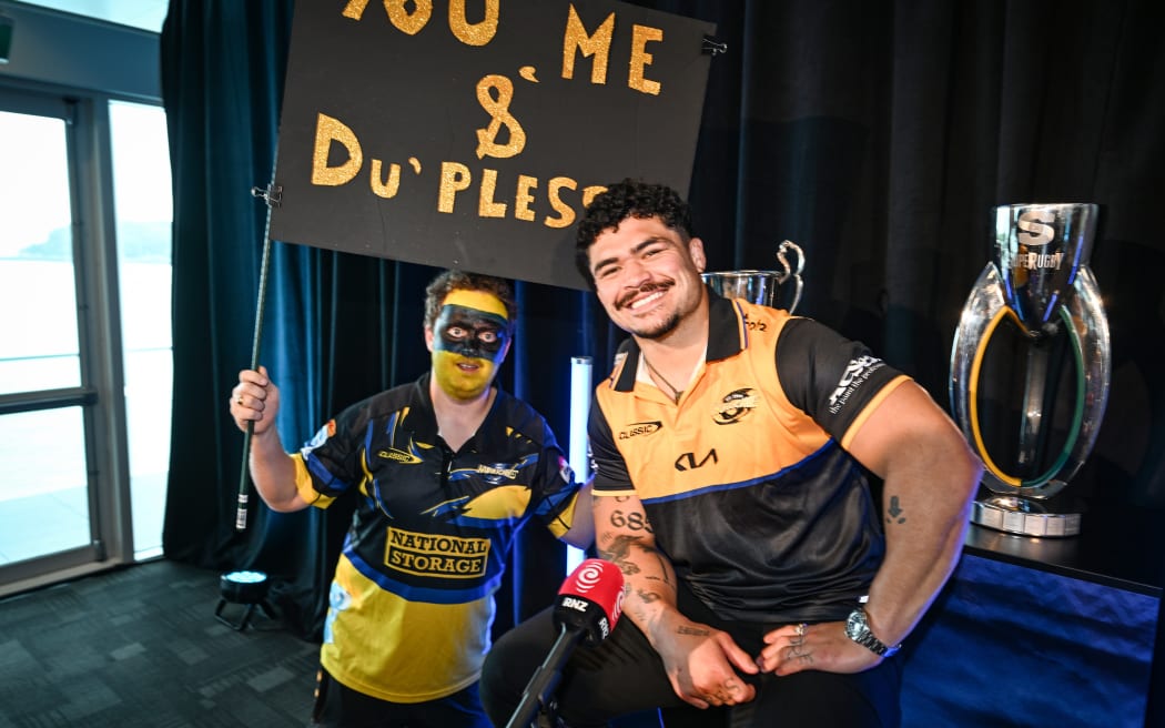 Du’Plessis Kirifi (Hurricanes) with a fan.