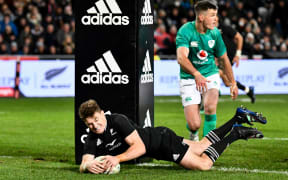 Beauden Barrett scores for the All Blacks against Ireland, Dunedin, 2022.