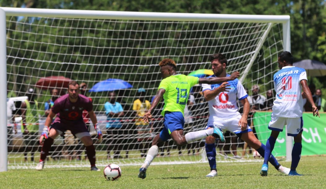 Raphael Le'ai lines up the goal.