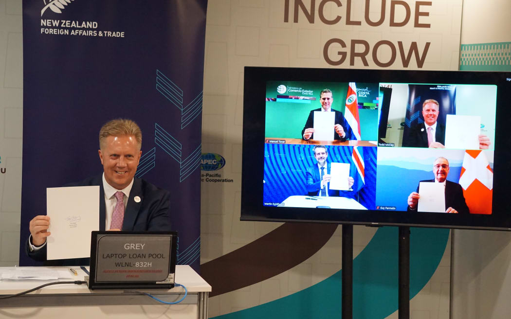 Trade and Agriculture Minister Todd McClay with officials from Switzerland, Costa Rica and Iceland sign the Agreement on Climate Change, Trade and Sustainability (ACCTS).