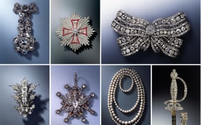 FILED - 25 November 2019, Dresden: KOMBO - The undated, on November 25th2019 published by the Dresden Police Headquarters show (top, l-r) a hat-clasp of the diamond rose set, a breast star of the Polish White Eagle Order, a large breast bow, an aigrette for the hair in the shape of a sun, as well as (below, l-r) a palette-shaped jewel, a jewel of the Polish White Eagle Order, a necklace of 177 Saxon pearls, a sword of the Diamond Rose Set, an epaulette of the Diamond Rose Set, an aigrette for the hair in the shape of a half moon. The jewels were stolen during the art theft in the Green Vault in 2019. In connection with the jewel theft from the Green Vault in Dresden, the police caught one of the wanted twins from the Berlin clan milieu. Photo: Jürgen Karpinski/Grünes Gewölbe/Polizeidirektion Dresden/dpa - ATTENTION: Only for editorial use in connection with the current reporting on...