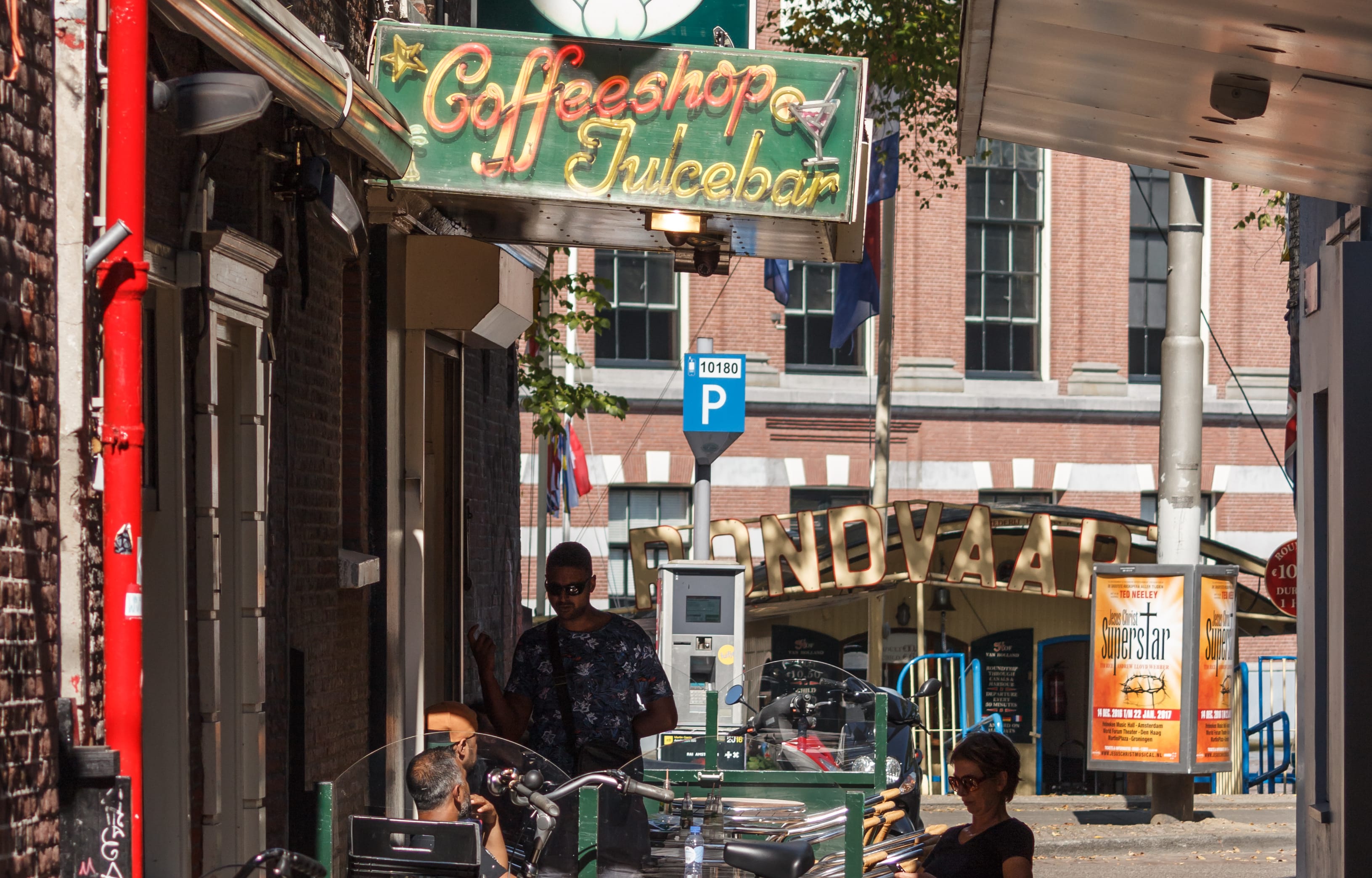 A view down Regulierssteeg as seen from the Amstel with sign for Spaghetti Web and Coffee Shop, The Saint.
