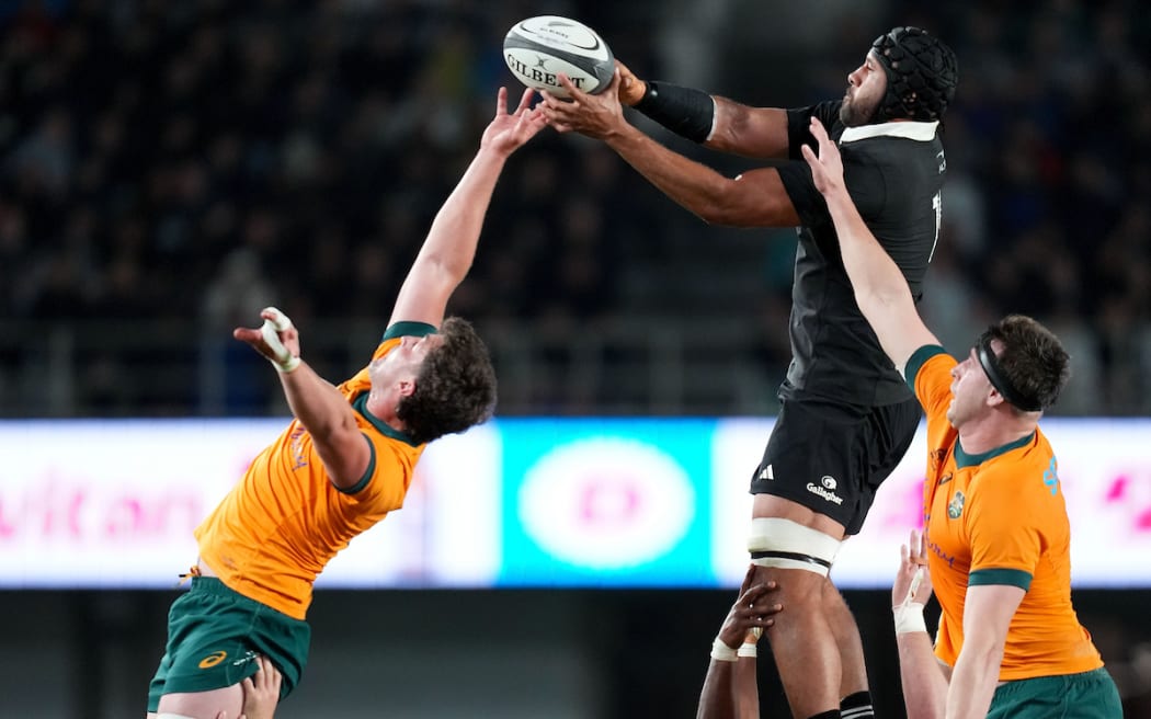 Patrick Tuipulotu takes the lineout ball against Nick Frost and Jeremy Williams.
