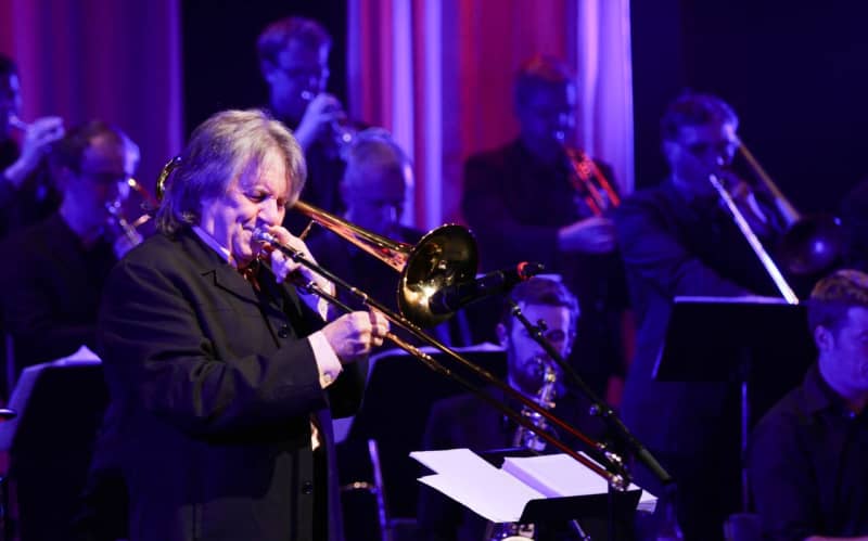 NZ jazz legend Rodger Fox dies aged 71 | RNZ