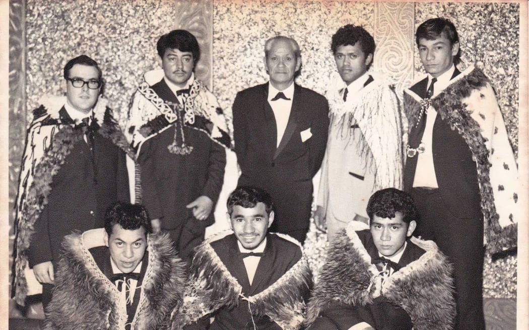 The first intake of the carving school at NZ Māori Arts & Crafts Institute in 1987. Clive Fugill (left), Tutu Honotapu, Hone Taiapa (teacher), Wallace Hetaraka, Kapua Riini, Hoani Korako Arahanga, James Rickard, and Jimmy Fergus.