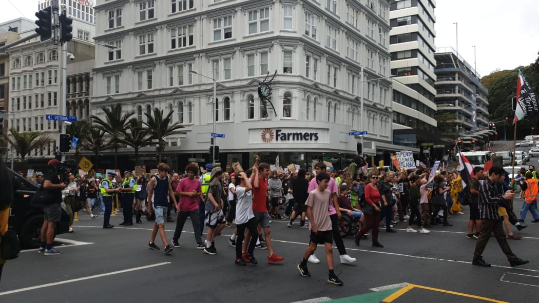 The Auckland procession passing through Queen and Victoria Streets.